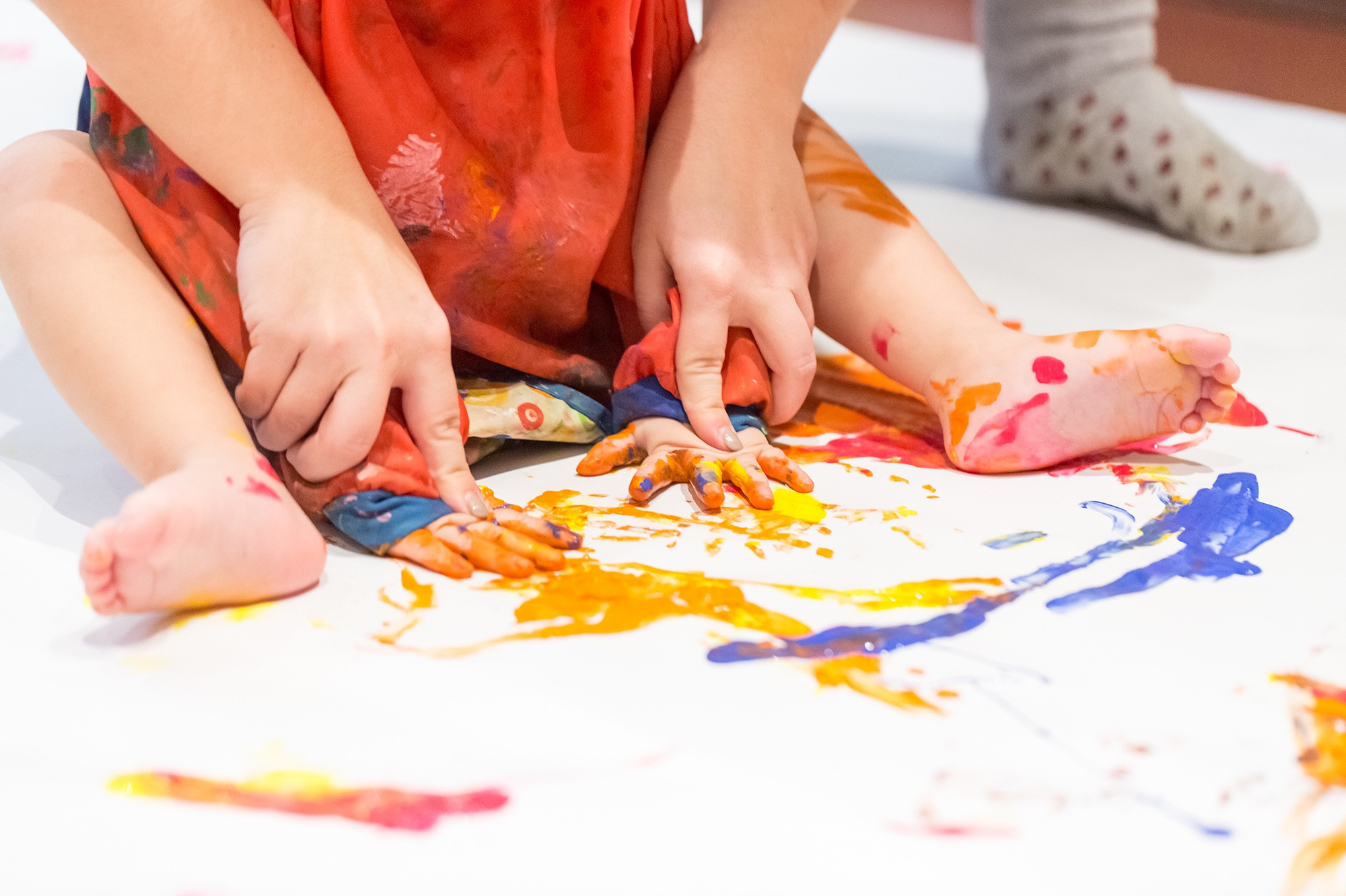 Bambino e adulto durante un laboratorio artistico al Tomorò