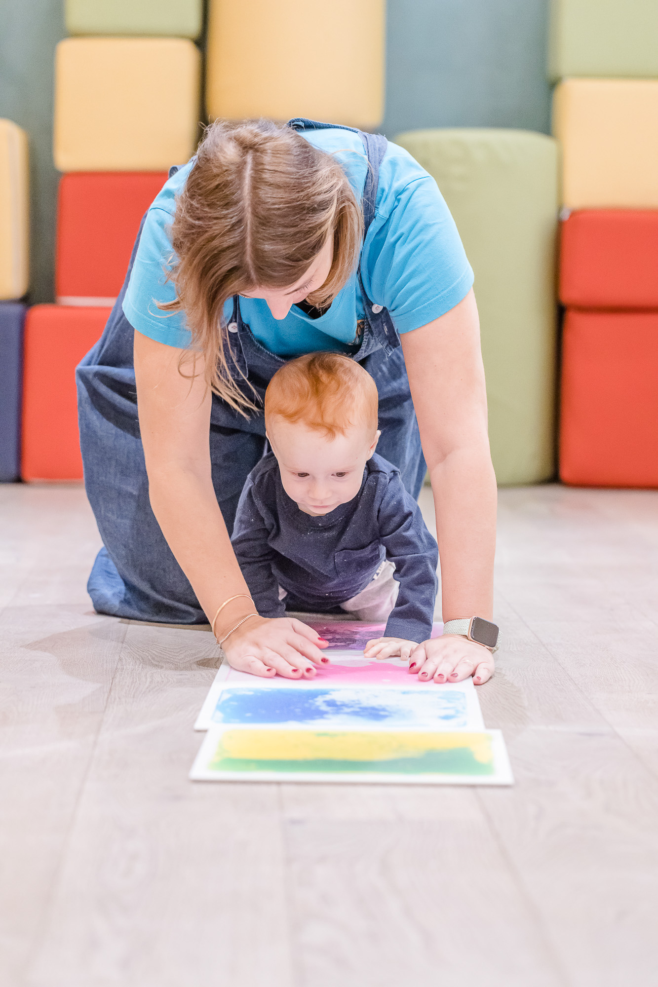 Genitore e bambino durante un’attività del percorso A piccoli passi insieme