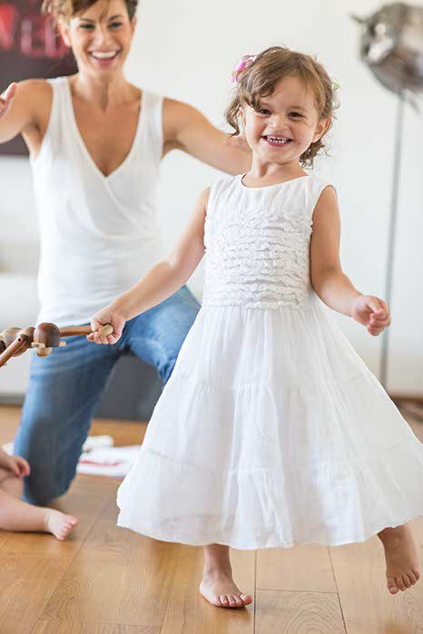 Mamma e bambina danzano insieme durante un atelier