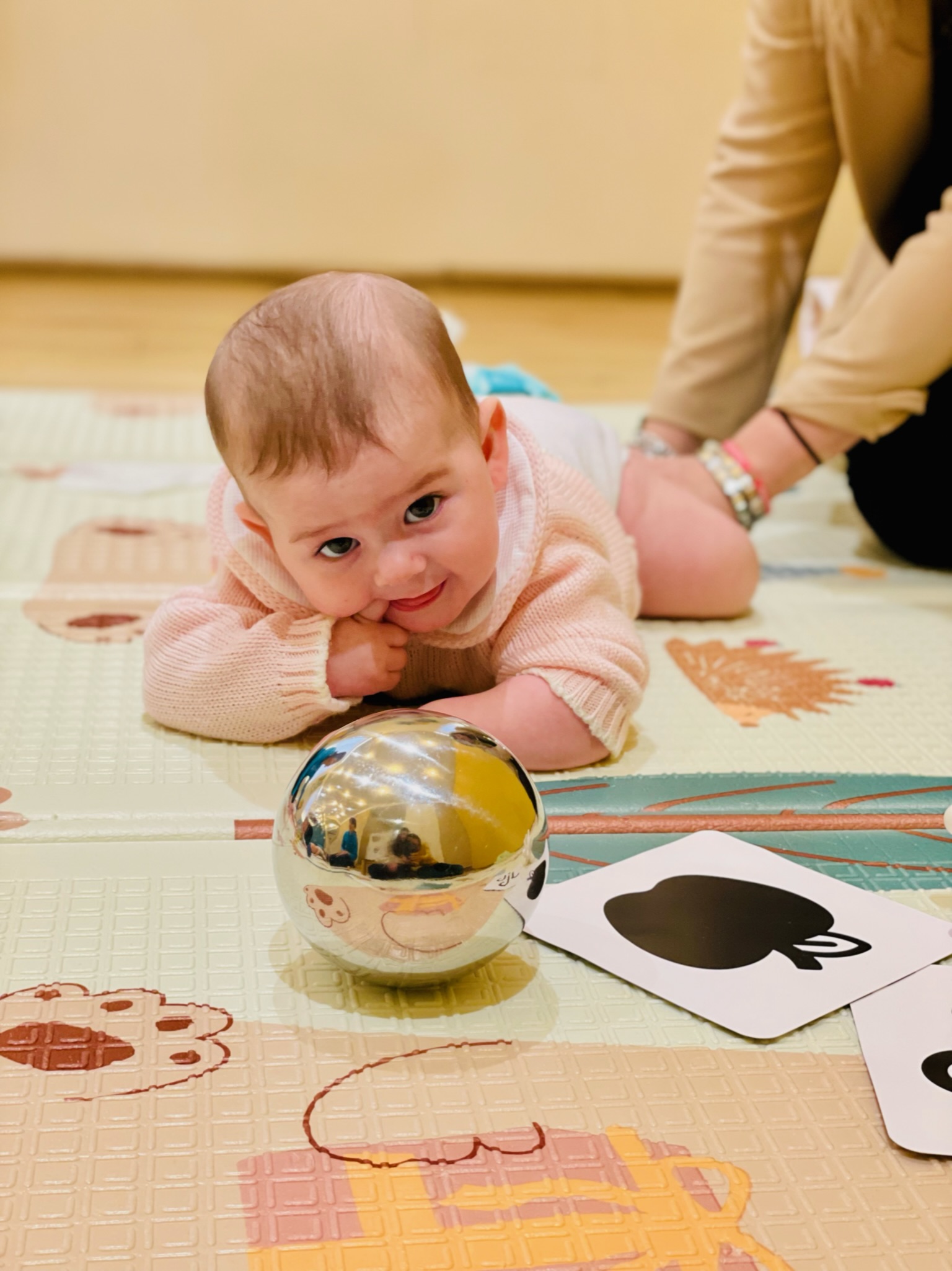 Neonato durante un’attività di Tummy Time con una professionista Tomorò